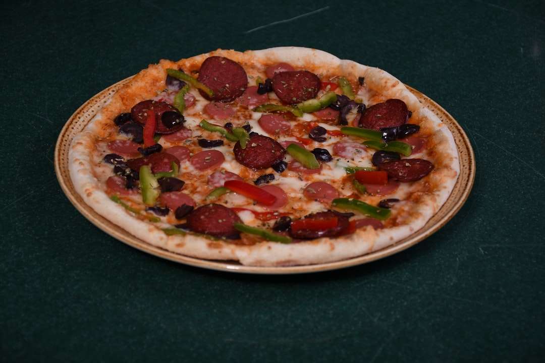 pizza z zieloną i czerwoną papryką puzzle online