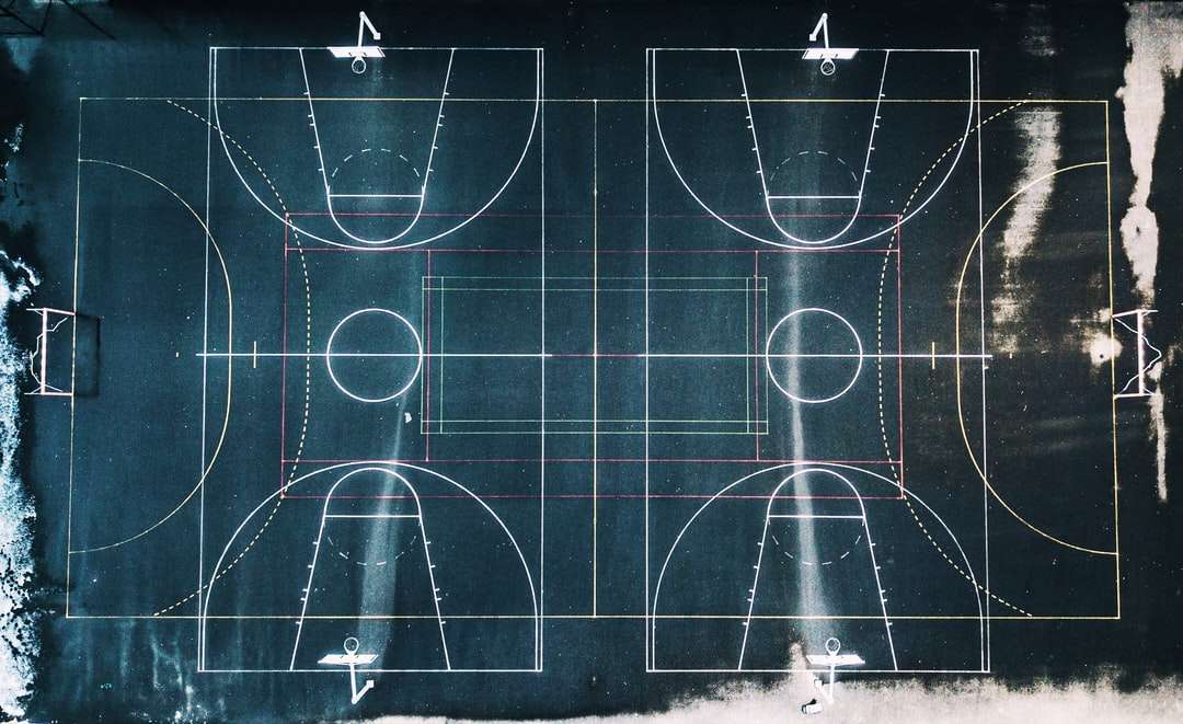 zielone i białe boisko do koszykówki w fotografii widoku z góry puzzle online