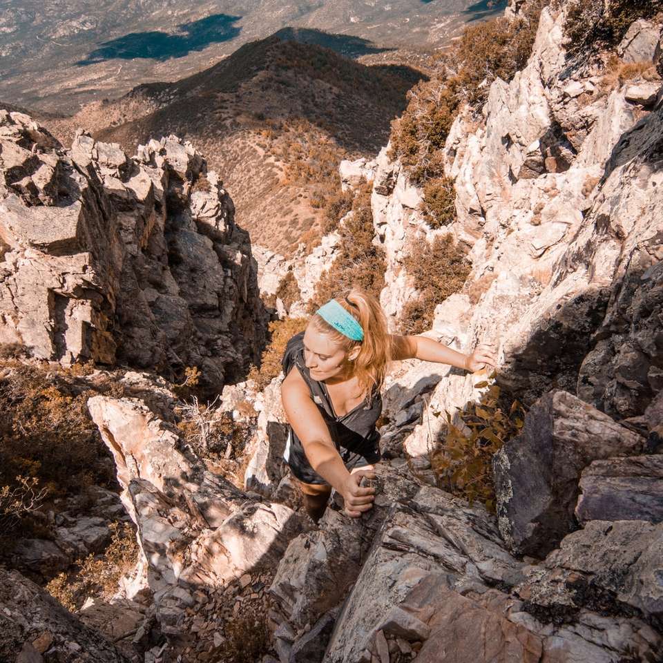zdjęcie kobiety wspinaczki górskiej puzzle online