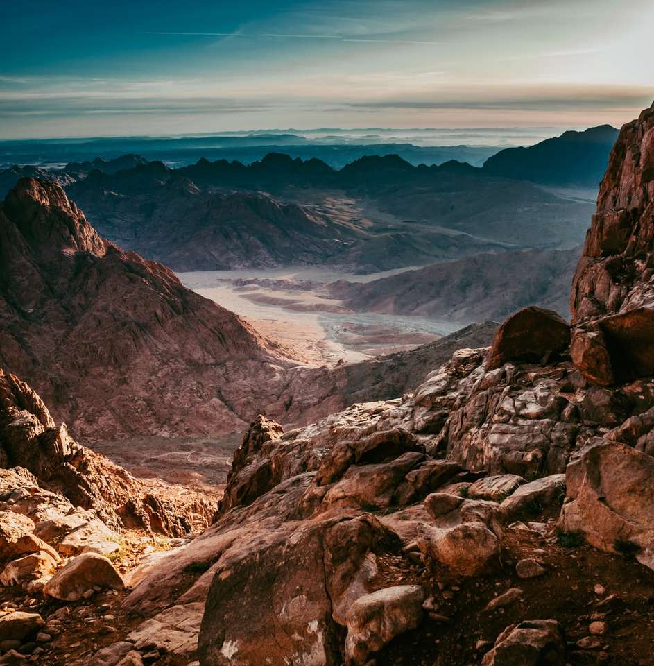 zdjęcia lotnicze pustyni pod błękitnym i białym niebem puzzle online