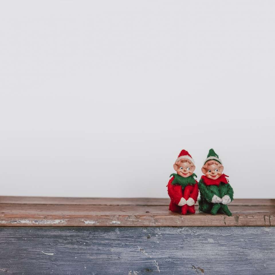 dwie figurki elfów na półce puzzle online
