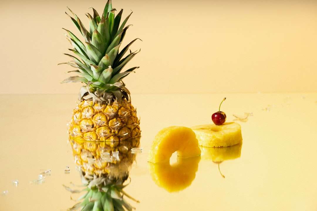 owoc ananasa z owocami czerwonego jabłka puzzle online