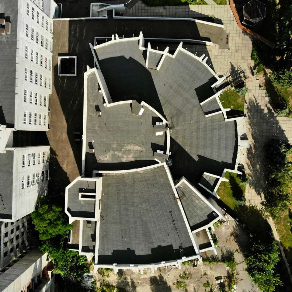 widok z lotu ptaka na budynek w kolorze szarym i brązowym puzzle online