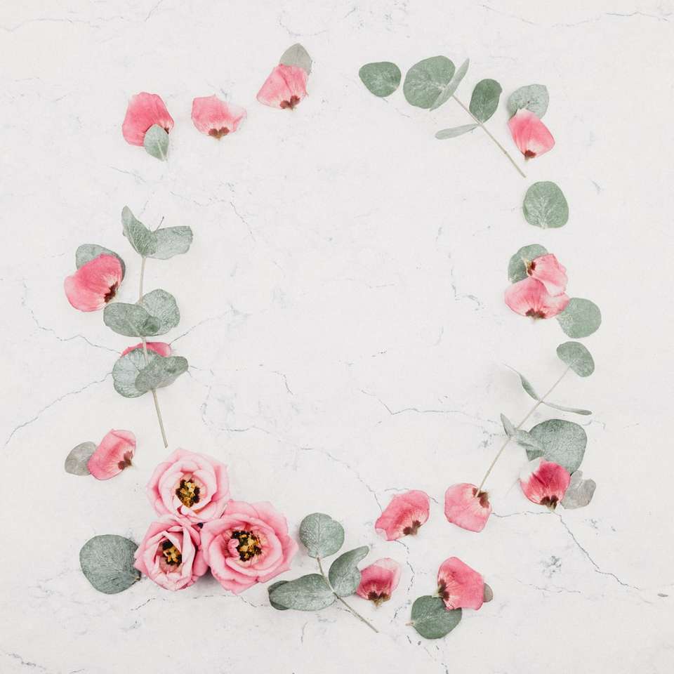 różowe róże na powierzchni białego marmuru puzzle online