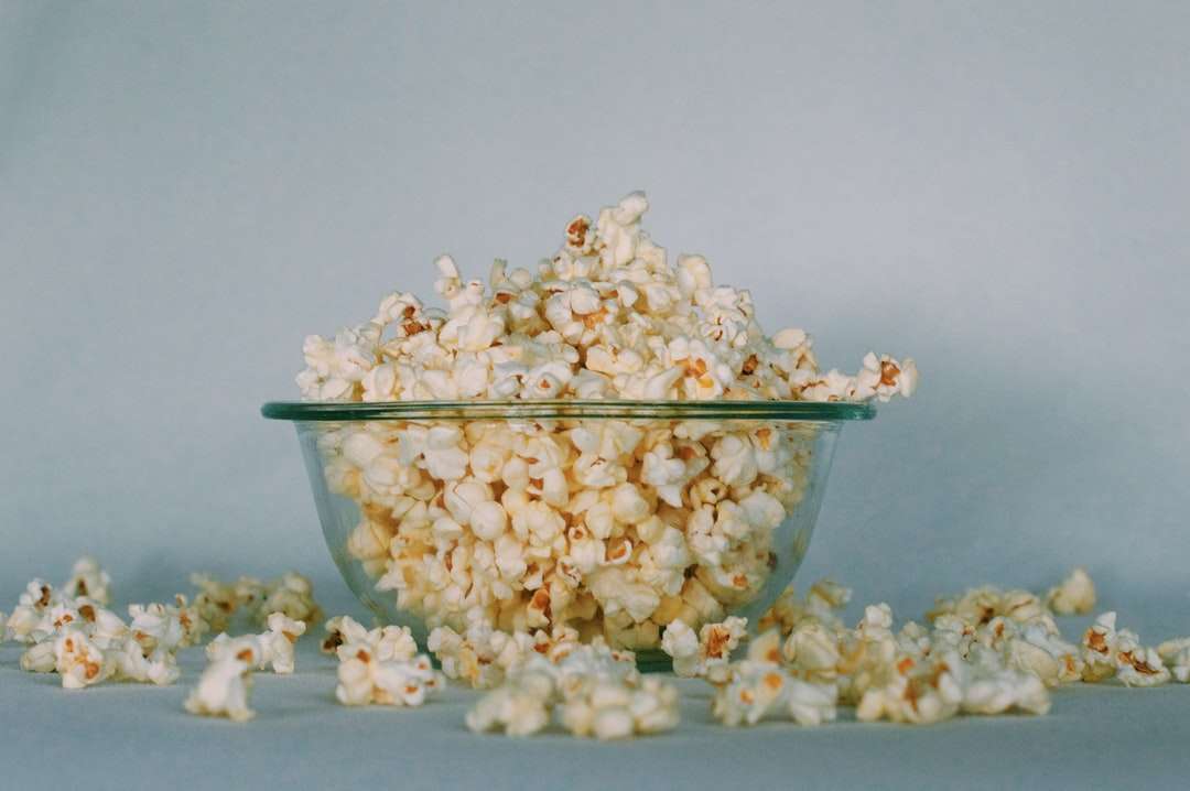 popcorns na misce z przezroczystego szkła puzzle online
