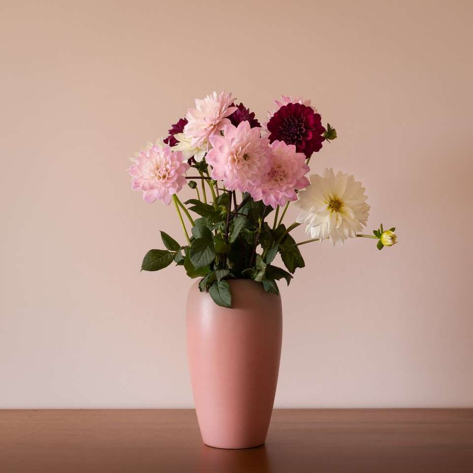 różowe i białe kwiaty w brązowym wazonie ceramicznym puzzle online