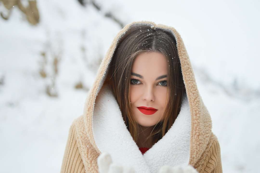 uśmiechnięta kobieta w płaszcz zimowy w ciągu dnia puzzle online