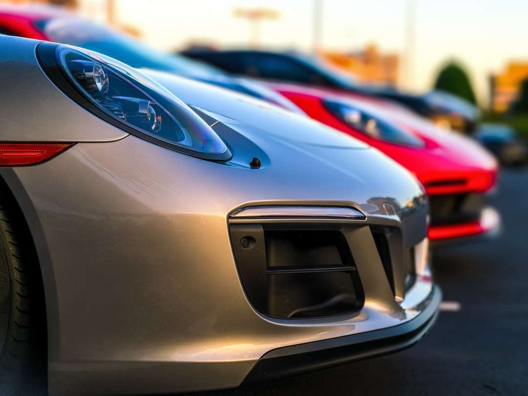 fotografia selektywnej ostrości dwóch pojazdów w kolorze czerwonym i szarym puzzle online