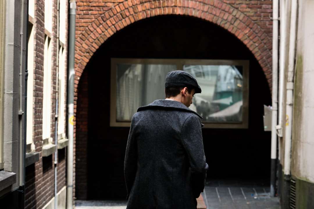 osoba idąca ulicą w pobliżu białego budynku puzzle online
