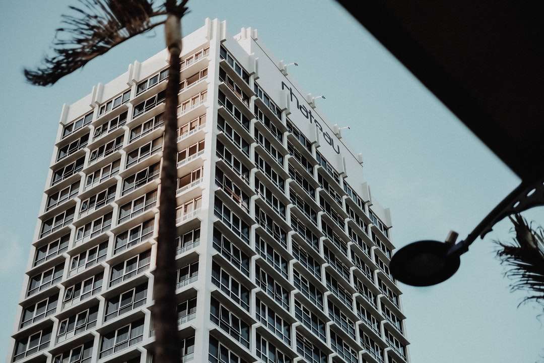 zdjęcie betonowego budynku pod niskim kątem w ciągu dnia puzzle online