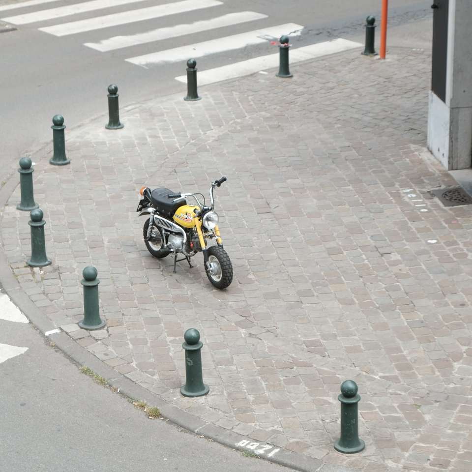 czarny motocykl zaparkowany na chodniku w ciągu dnia puzzle online