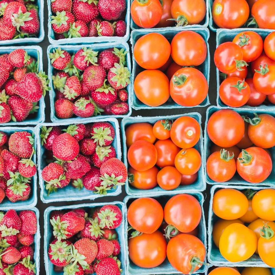 fotografia płaskich truskawek i pomidorów puzzle online