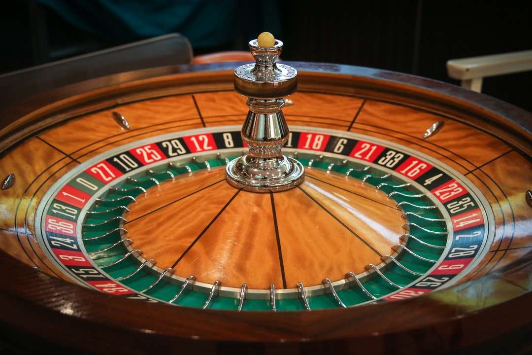 brązowa, zielona i czerwona ruletka w kasynie puzzle online