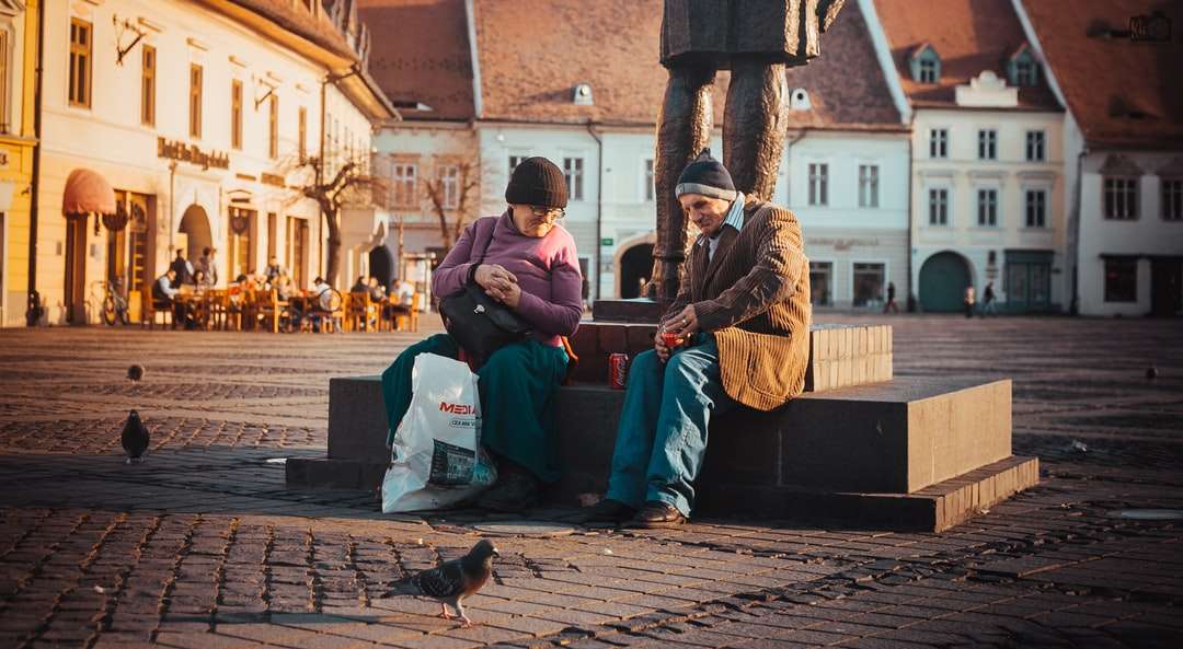 kobieta siedząca obok mężczyzn w pobliżu pomnika puzzle online