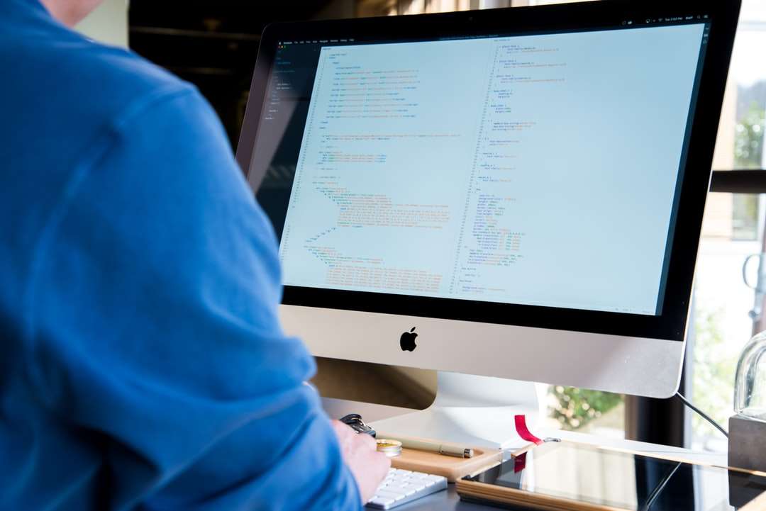 osoba zwrócona twarzą do monitora podczas pisania w ciągu dnia puzzle online
