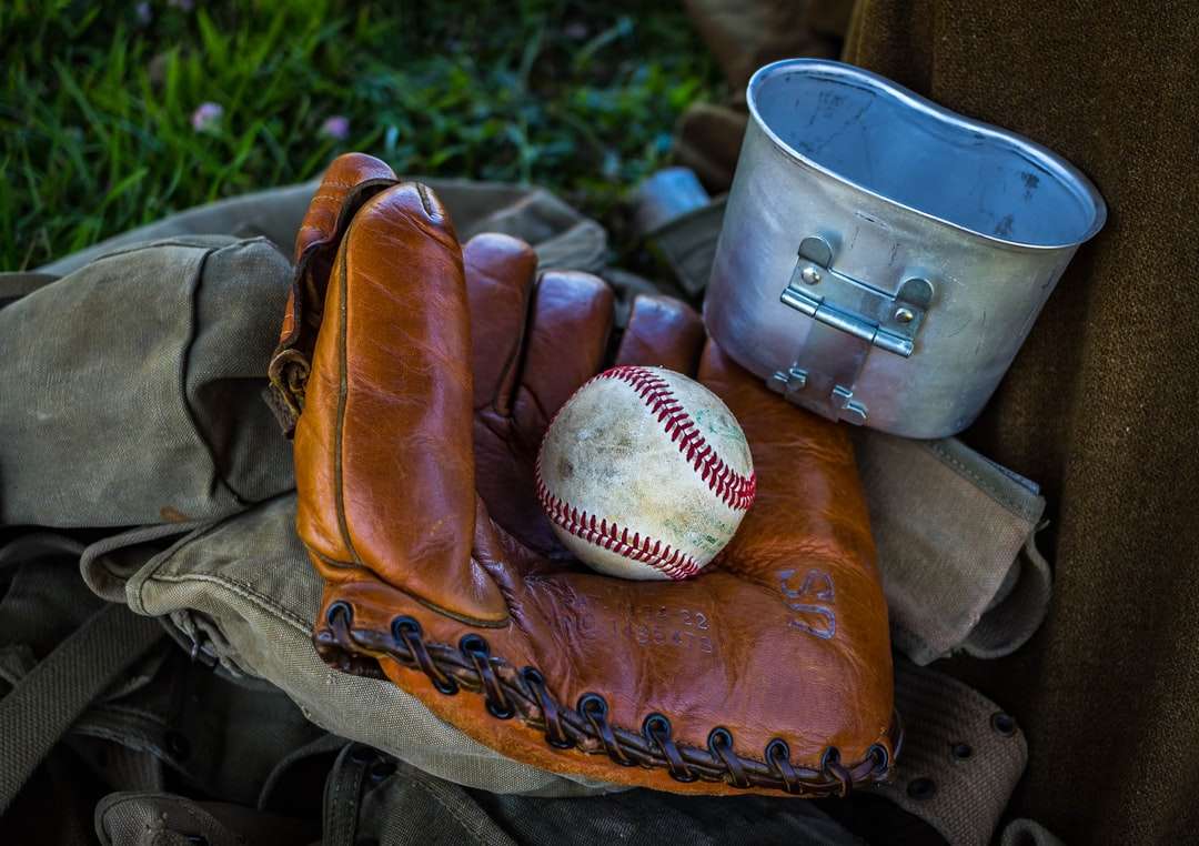 rękawica baseballowa z brązowej skóry puzzle online