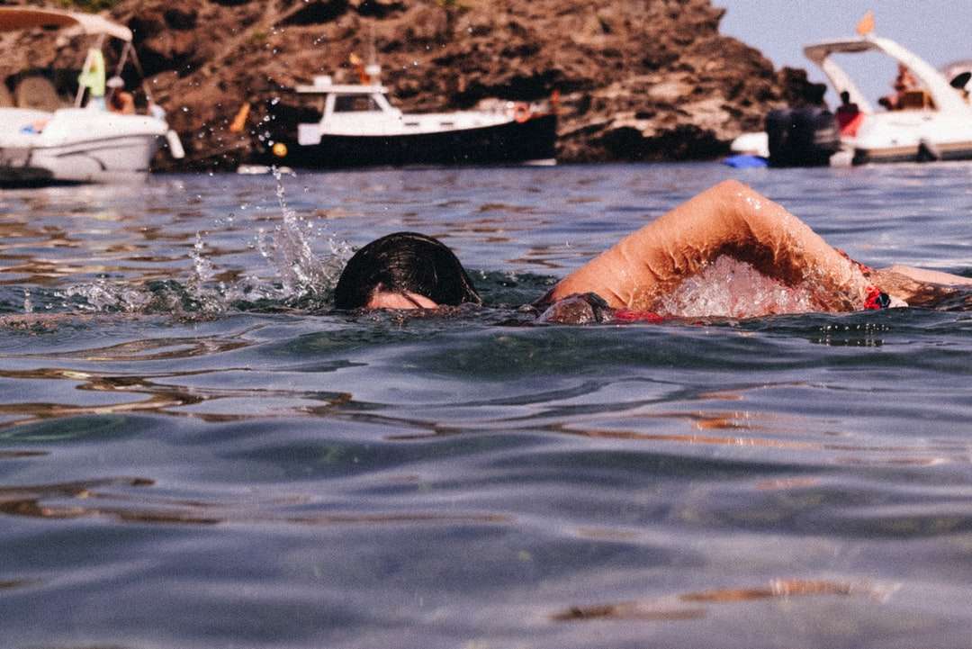 kobieta w czarnych okularach pływackich w wodzie w ciągu dnia puzzle online