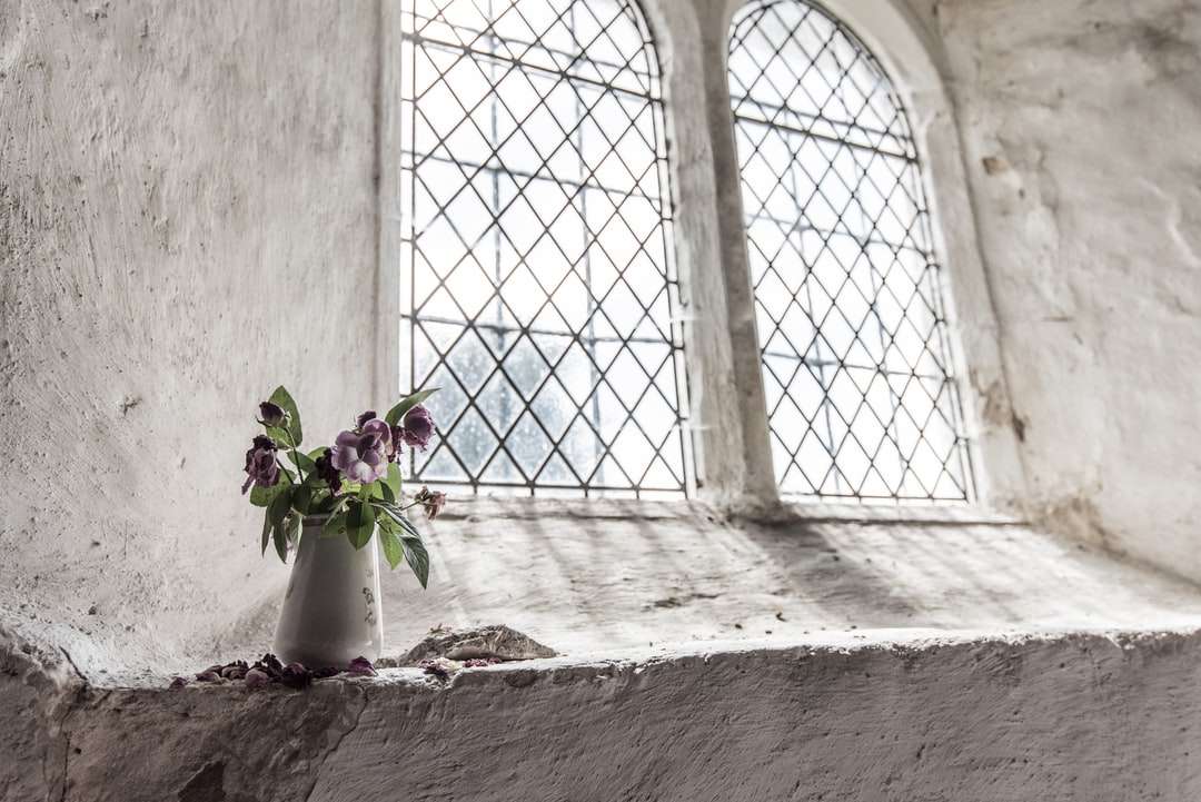 zielone i fioletowe kwiaty płatków na białym wazonie w pobliżu okna puzzle online