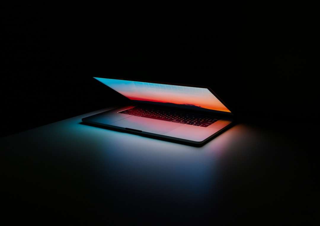 szary i czarny laptop na powierzchni puzzle online