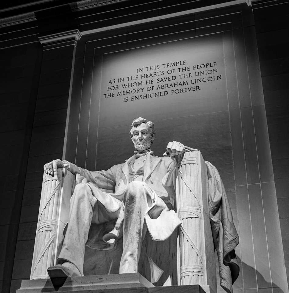 Abraham Lincoln siedzi na posągu krzesła puzzle online
