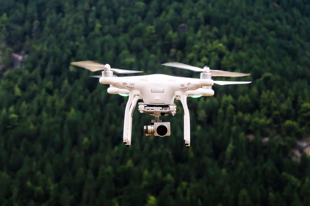 dron latający na niebie puzzle online