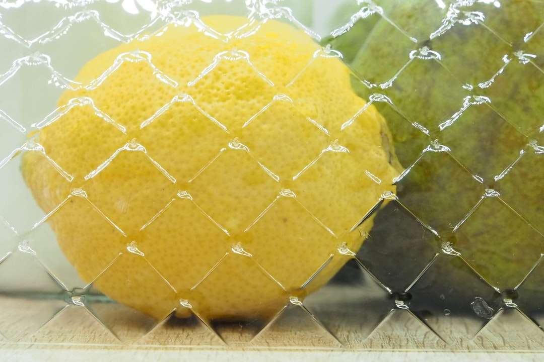 żółty cytrynowy owoc na czarnej metalowej ramie puzzle online