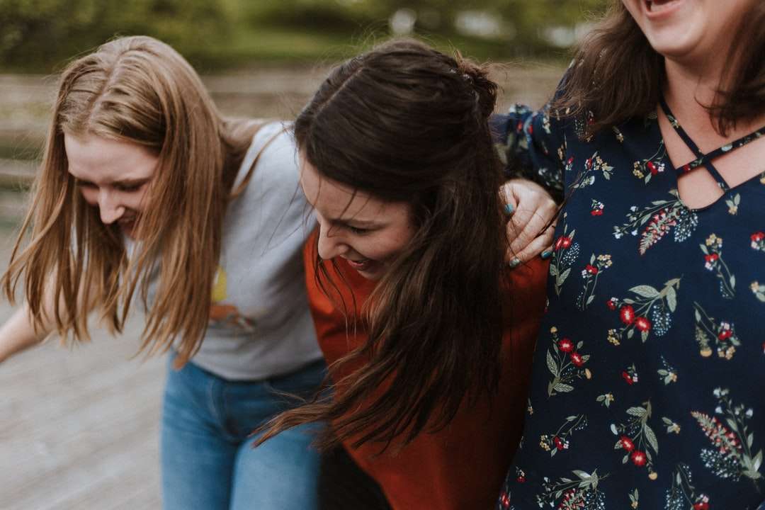trzy kobiety, trzymając się nawzajem i uśmiechnięte puzzle online