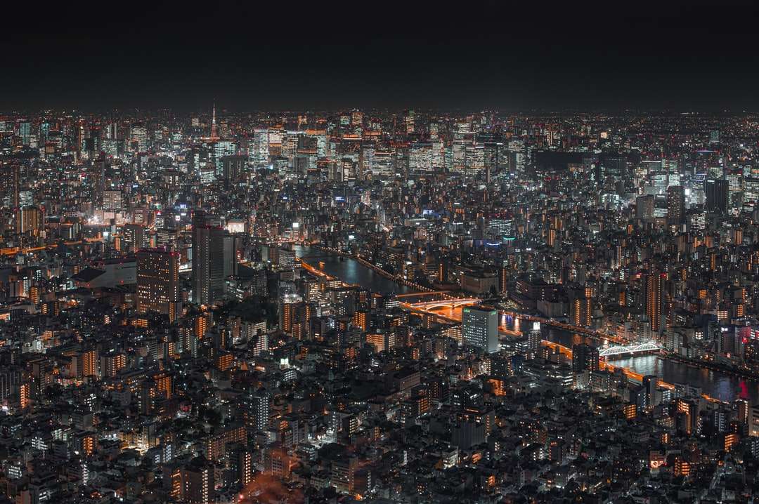 widok z góry na oświetlony pejzaż miejski w nocy puzzle online