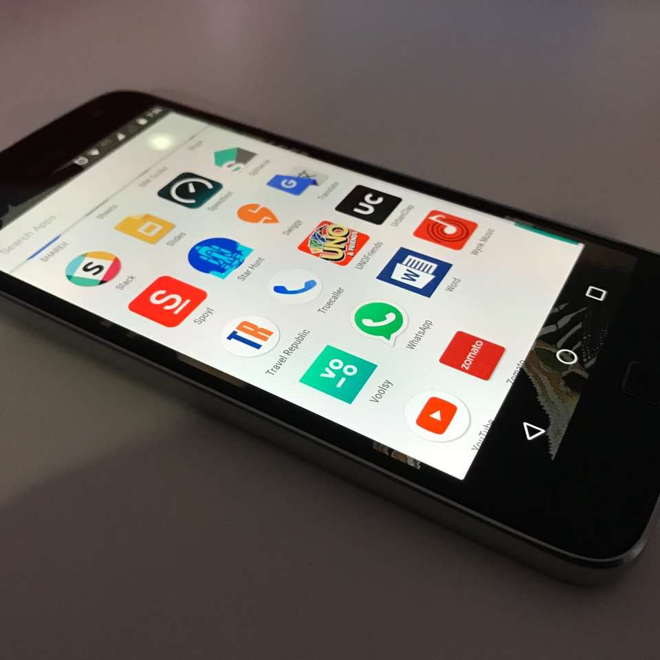 czarny smartfon z systemem Android leżący na szarej powierzchni puzzle online