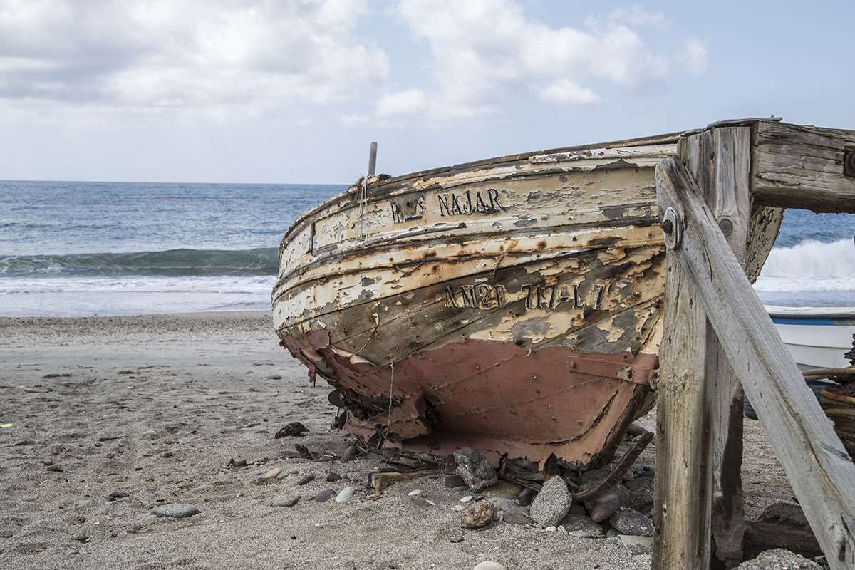 Almeria Stara łódź na plaży w Hiszpanii puzzle online
