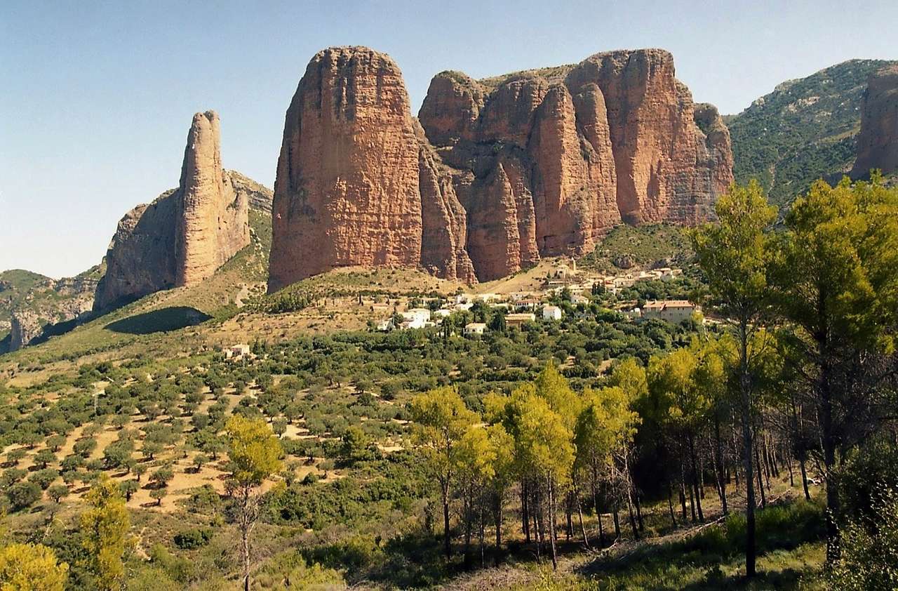 Krajobraz Mallos de Riglos w Hiszpanii puzzle online