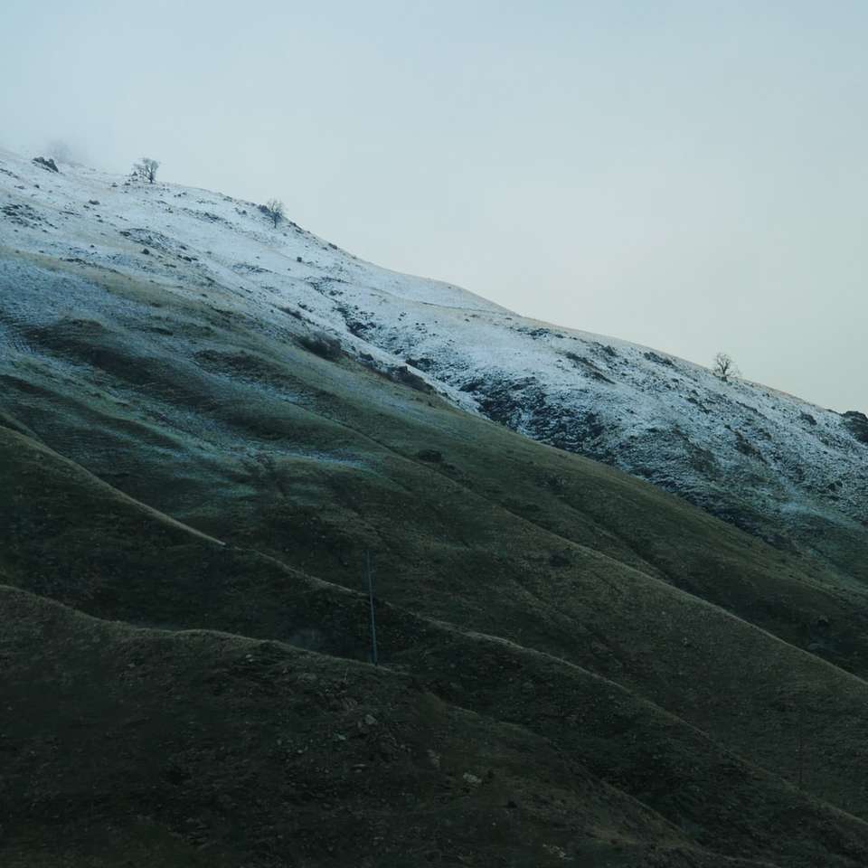 szara i biała góra z polem śnieżnym puzzle online