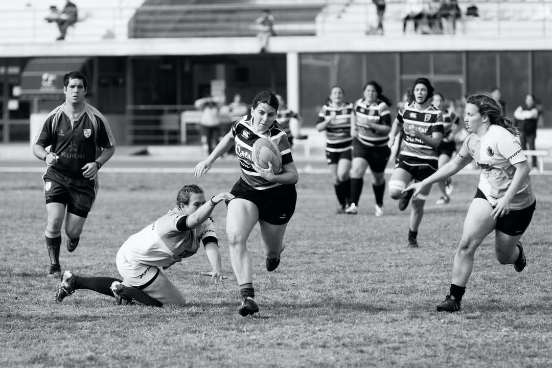 zdjęcie w skali szarości kobiet grających w rugby puzzle online