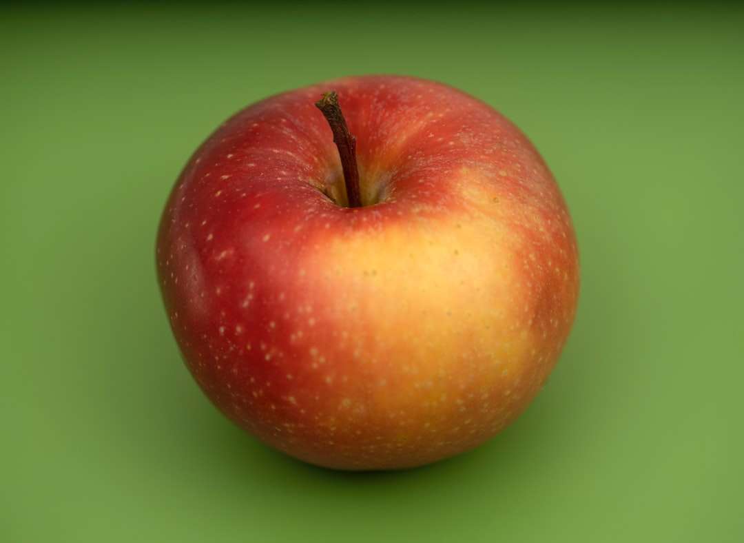 czerwone jabłko na zielonej powierzchni puzzle online