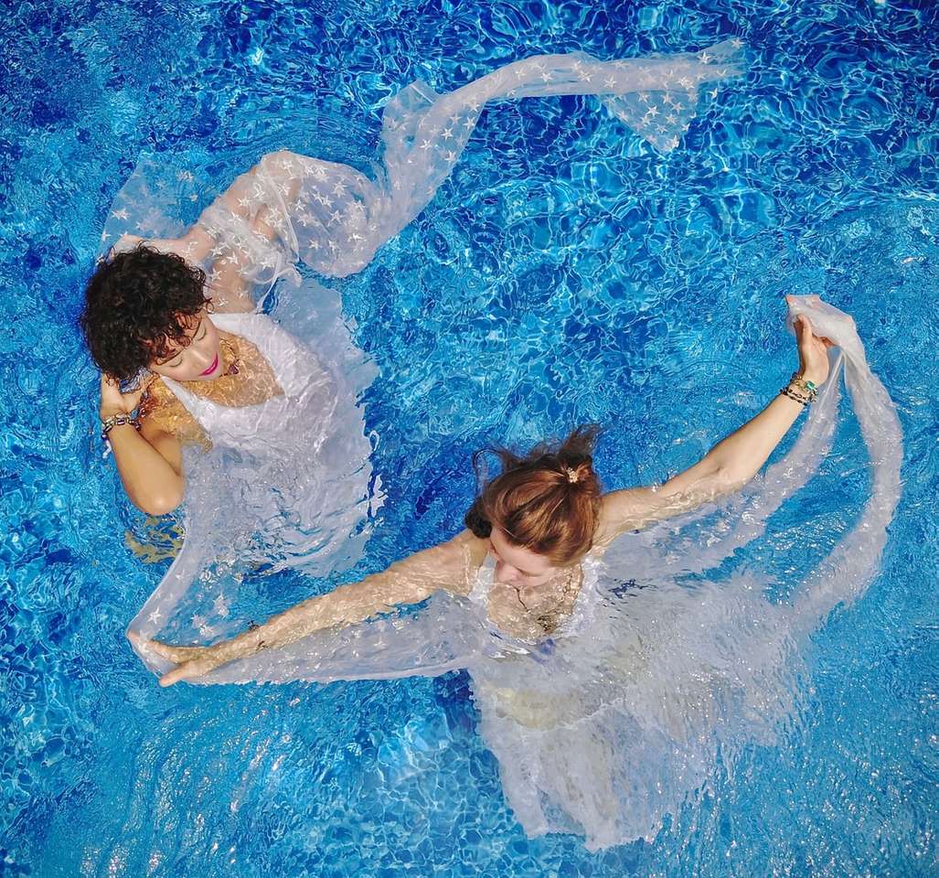 zdjęcie lotnicze dwóch kobiet na wodzie w ciągu dnia puzzle online