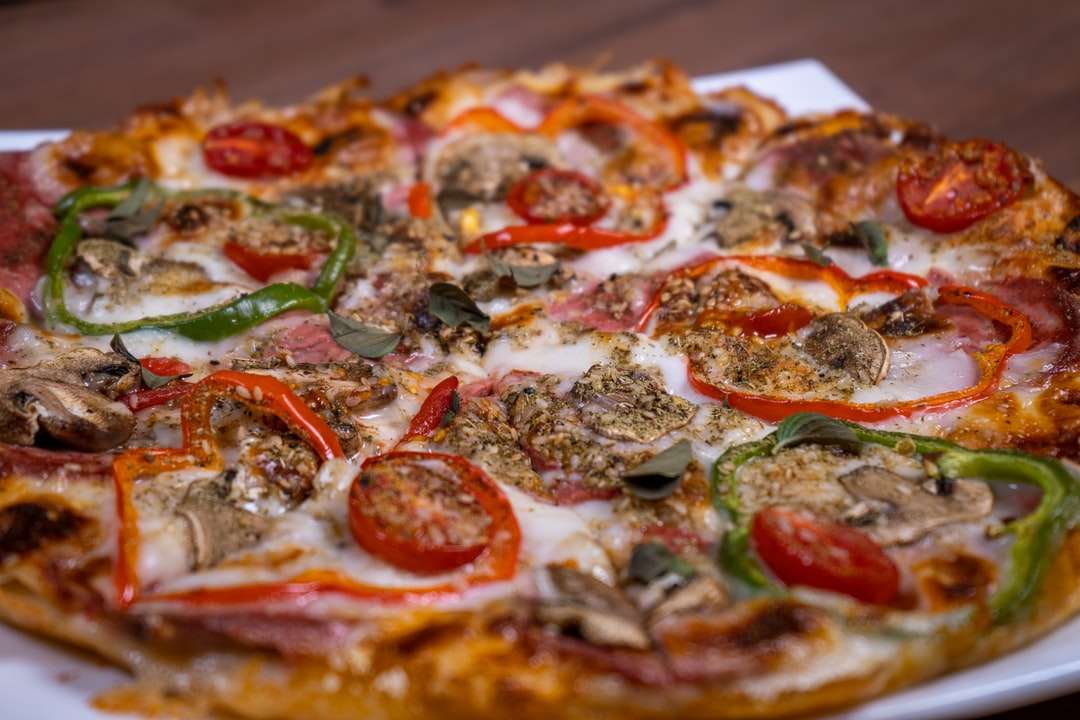 pizza z zielonymi liśćmi i czerwonym sosem puzzle online