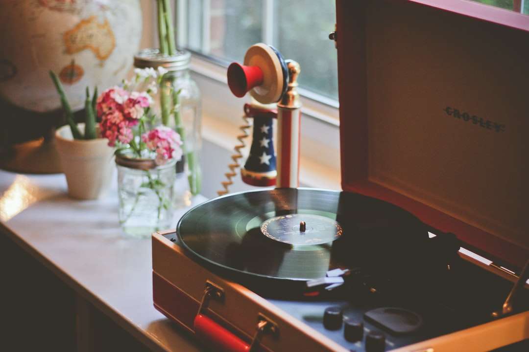 brązowy gramofon Crosley obok telefonu ze świecznikiem puzzle online