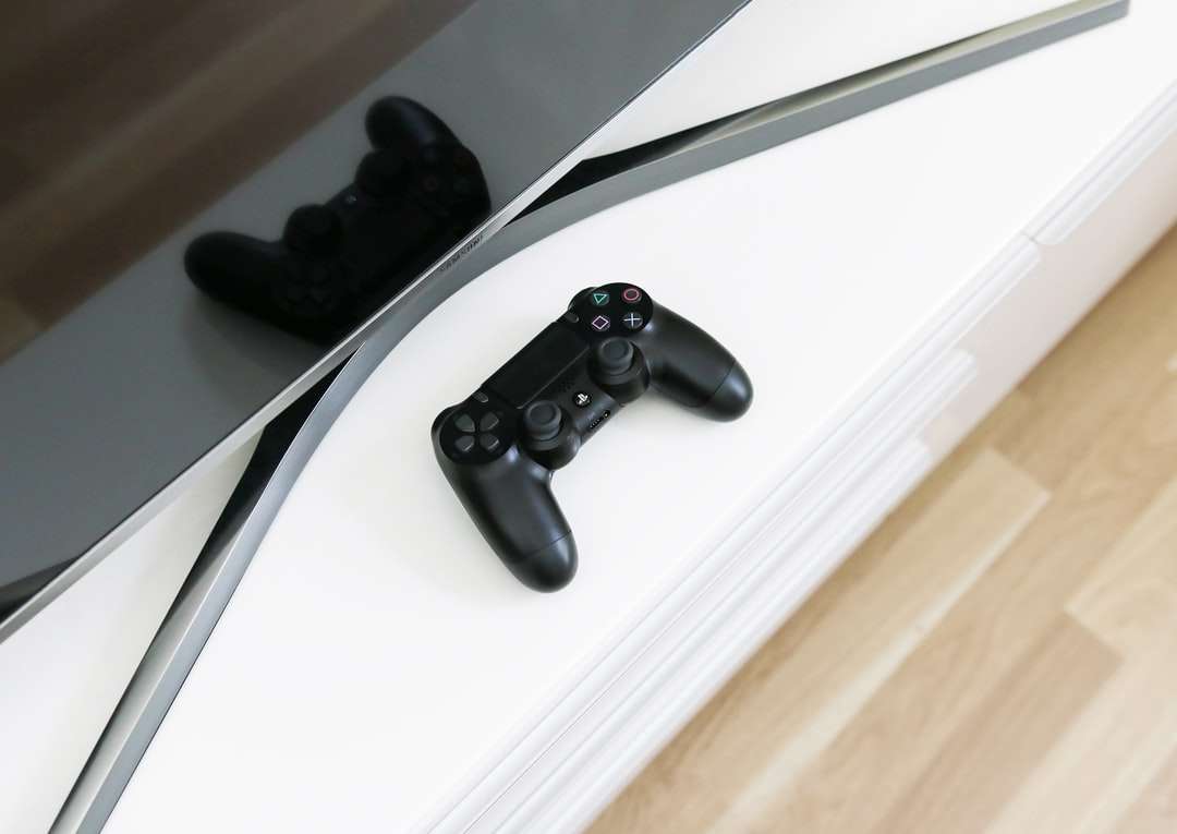 czarny kontroler Sony PS3 na białej powierzchni puzzle online
