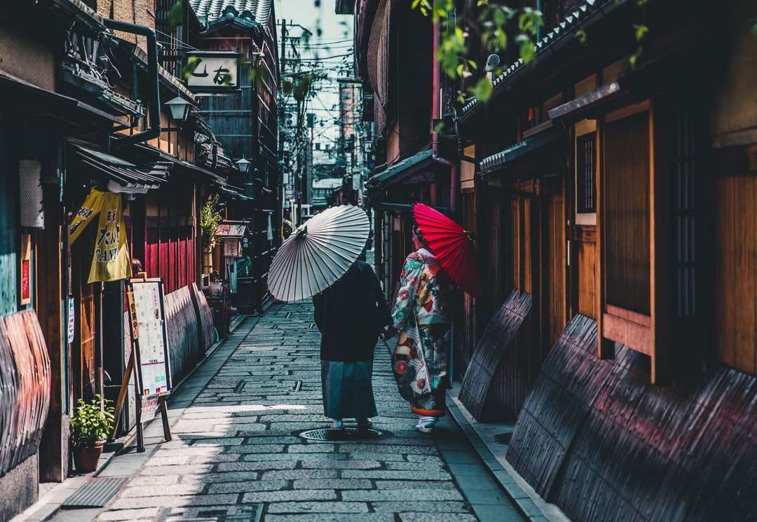 osoba idąca na ulicy trzymając parasol puzzle online