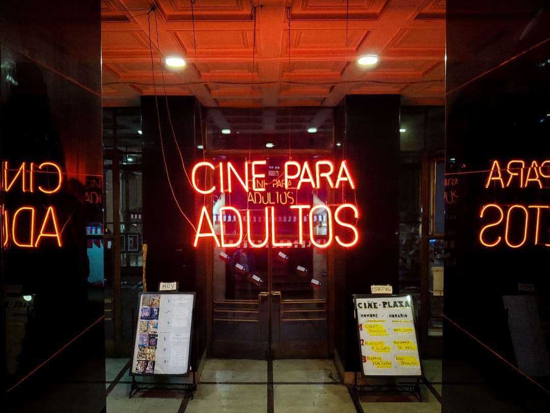 Z przodu neon Cine PAra Adultos puzzle online