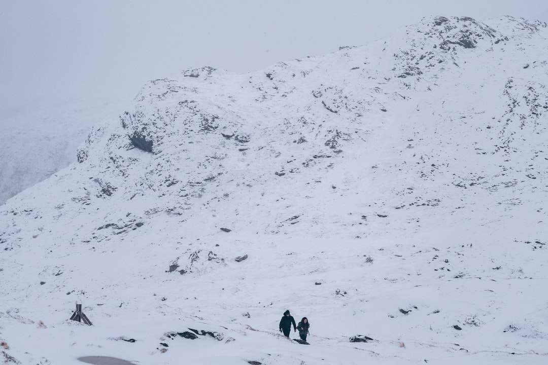 dwie osoby chodzące po śniegu puzzle online