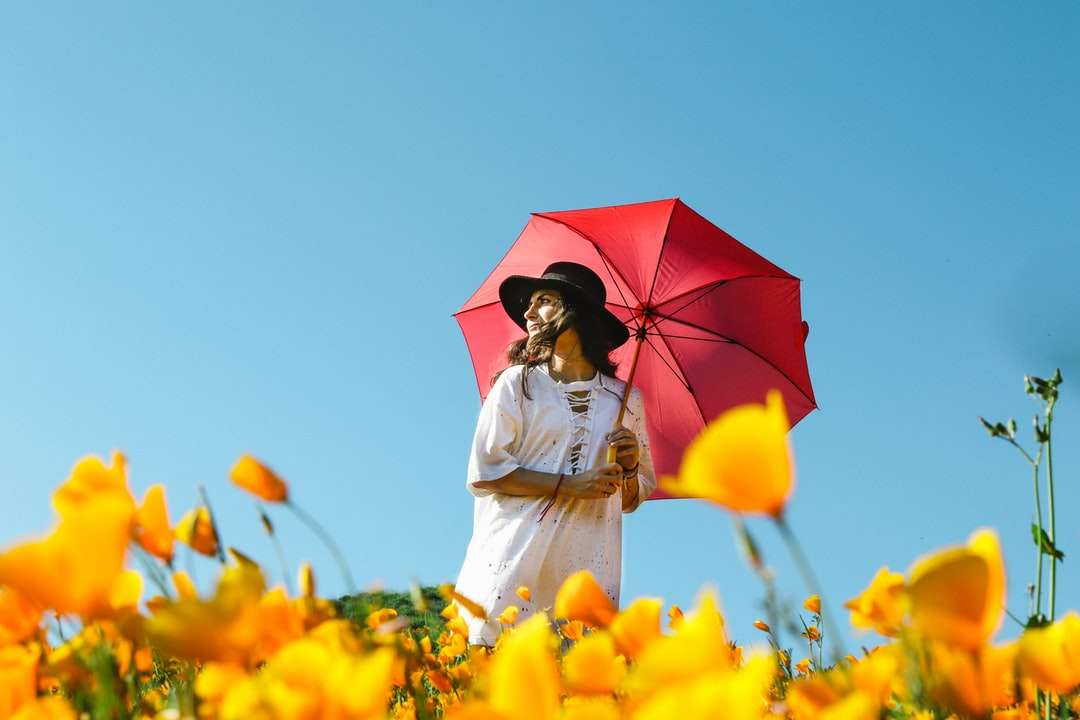 kobieta w białej sukni pod czerwonym parasolem puzzle online
