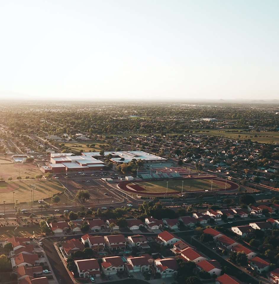 widok z góry na panoramę miasta pod białym niebem puzzle online