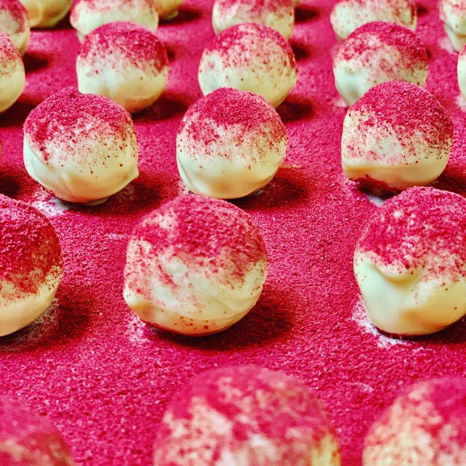 białe i różowe cukierki w kształcie serca puzzle online