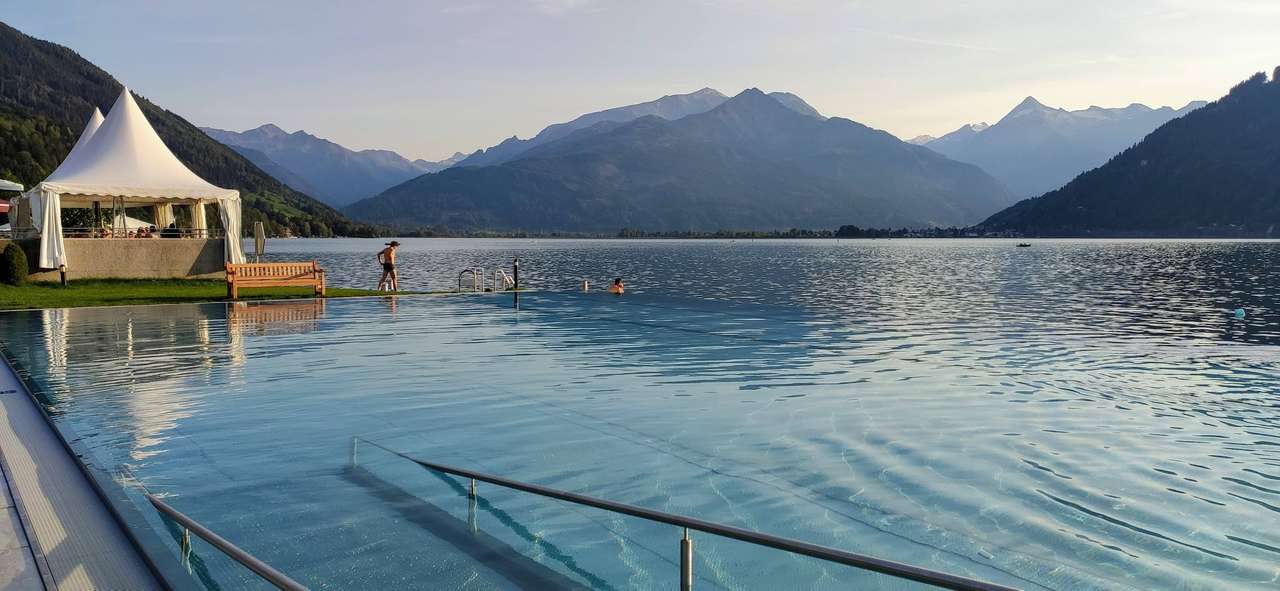Resort à beira-mar nas margens do Lago Zell, na região de Salzburgo quebra-cabeça