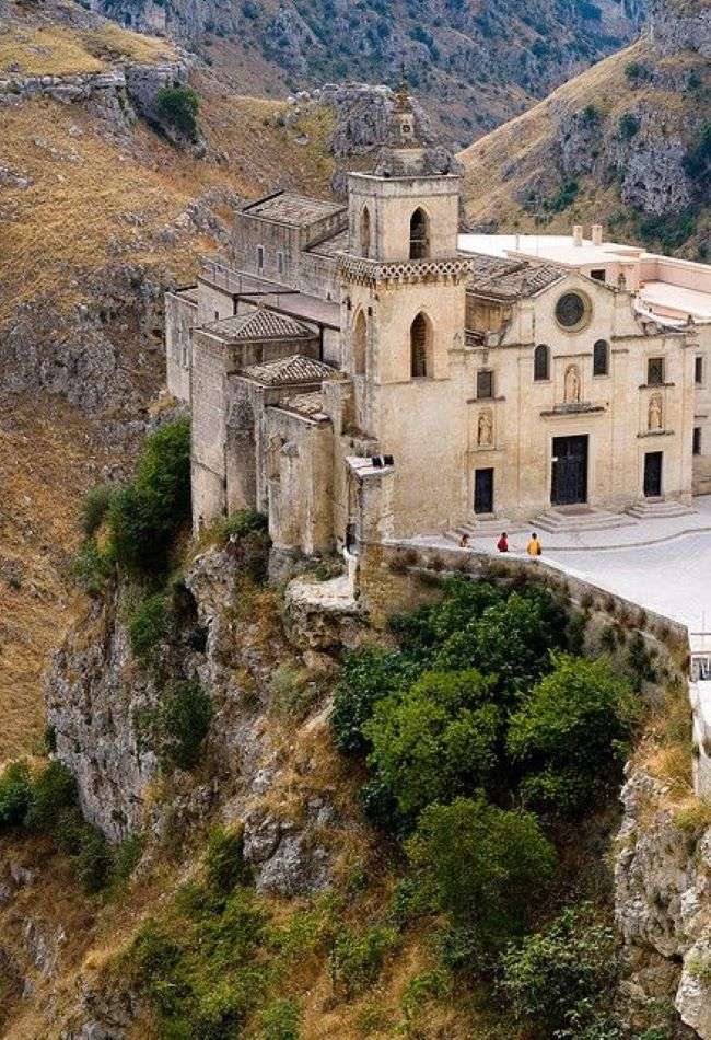 Katedra w górach we Włoszech puzzle online