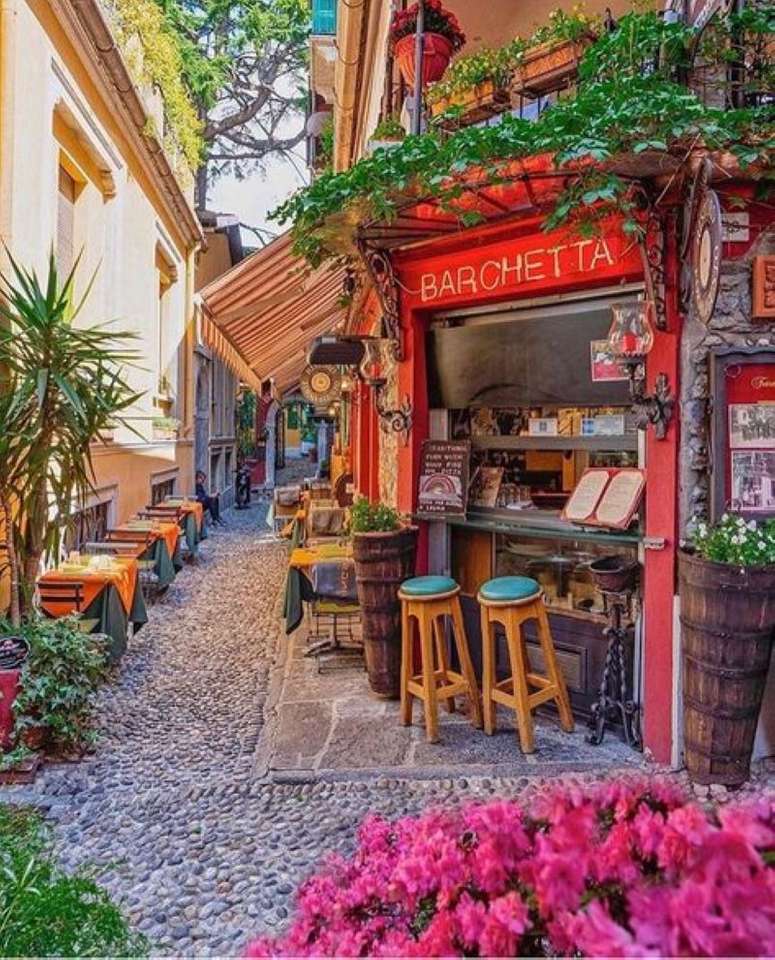 Aleja we włoskiej restauracji puzzle online
