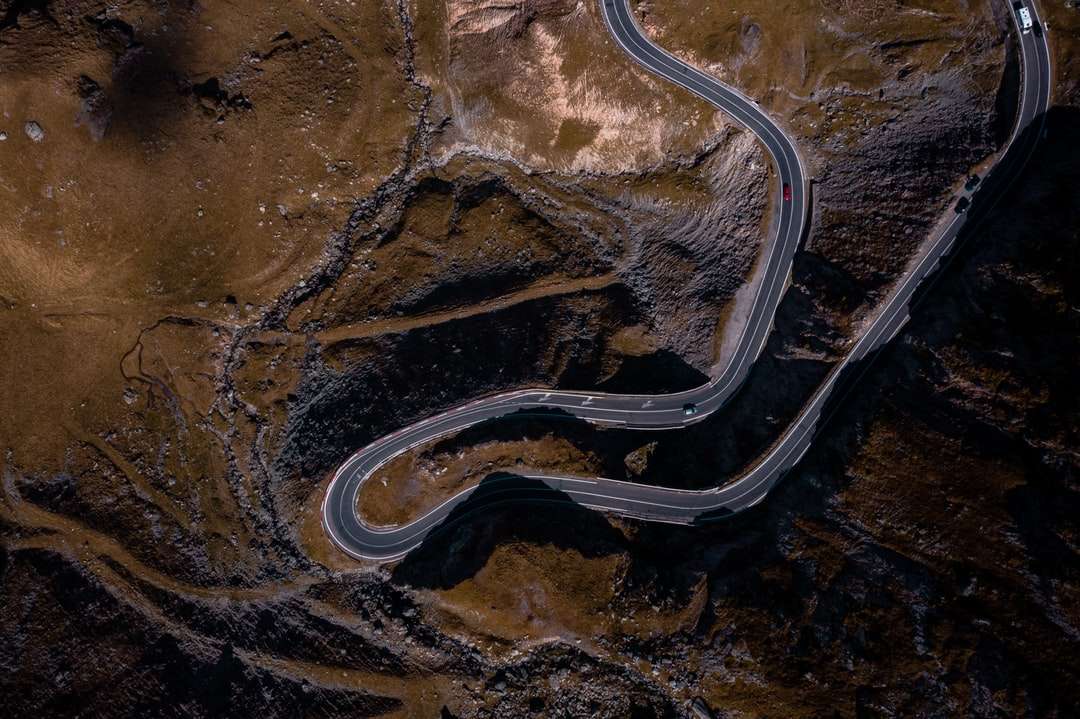 zdjęcia lotnicze drogi w górach w ciągu dnia puzzle online