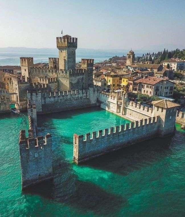 Jezioro Garda stare Castello Włochy puzzle online