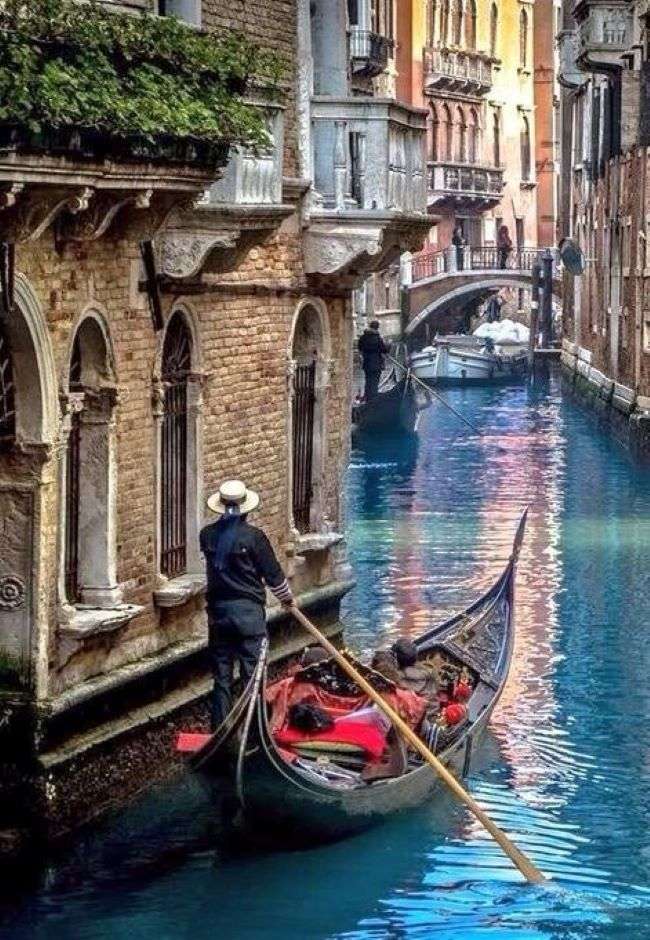 Wenecka gondola w bocznym kanale puzzle online